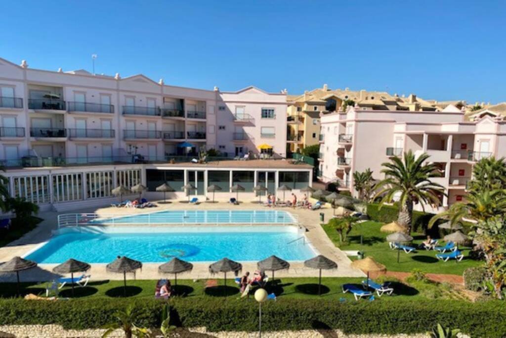 Lovely 2 Bedroom Apartment Including Pool, Stunning Ocean Views & Beach Closeby Luz Exterior foto